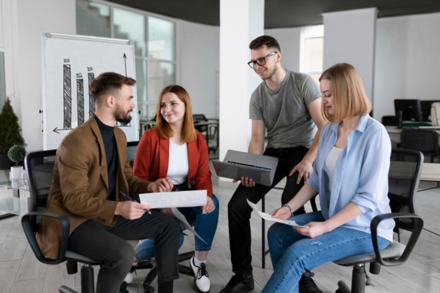 Séance de travail sur la construction d'un budget personnel avec documents financiers et calculatrice